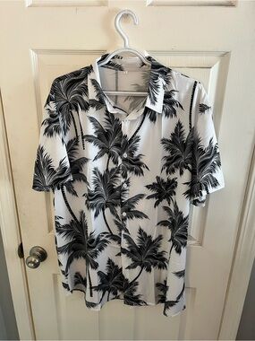 Black & White Palm Print Short Sleeve Button-Up Shirt NWOT
